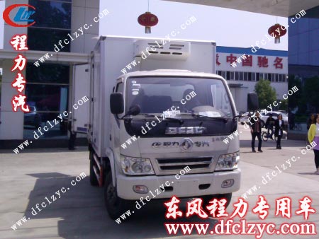 东风劲卡冷藏车司机师傅出发前