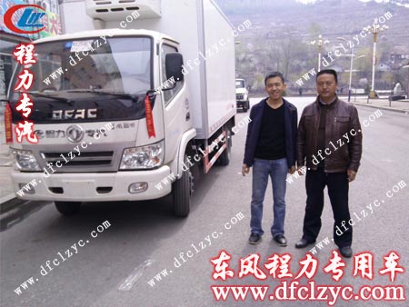 李先生心情愉快与送车司机合影留念