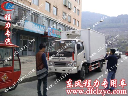 李先生的朋友也闻讯赶来，围观这千里之外到来的冷藏车