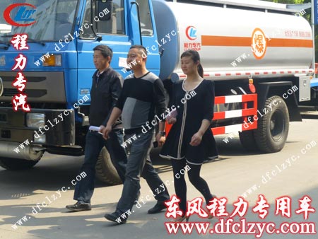 销售经理带邓先生看车路上