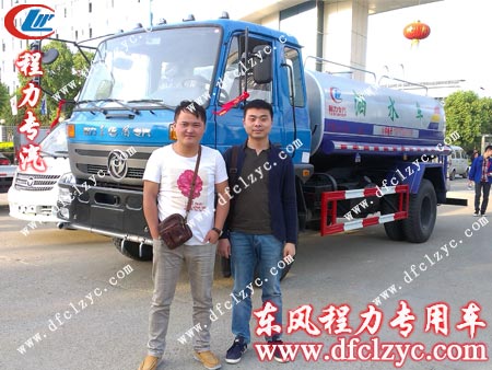 叶先生在湖北程力厂门口与车留影
