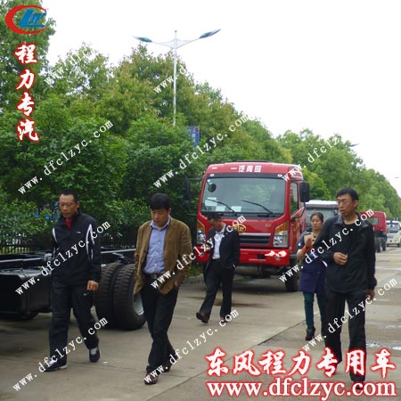 湖北程力销售一部马主管和王经理陪同客户参观