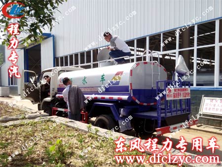 东风劲卡洒水车试车