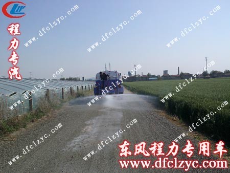 东风145洒水车正在进行后洒测试