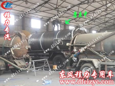 东风153吸污车正在做油漆