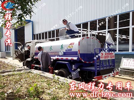 湖北程力东风劲卡洒水车正在试水