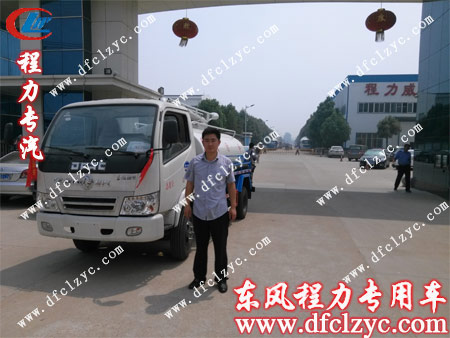 客户出发前在公司门口留影