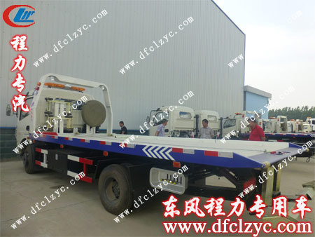 客户正在清障车备车区选择最中意的清障车