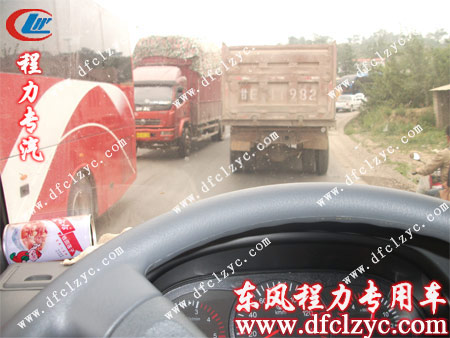 东风多利卡冷藏车正行驶在路上