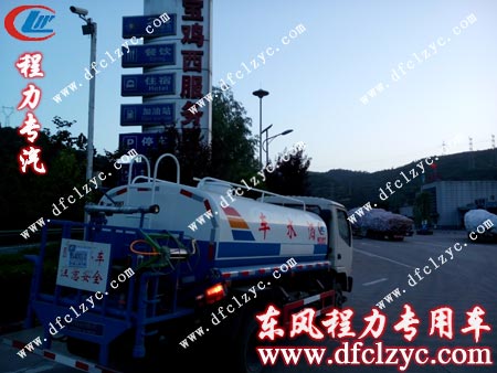 湖北程力东风劲卡洒水车路过宝鸡