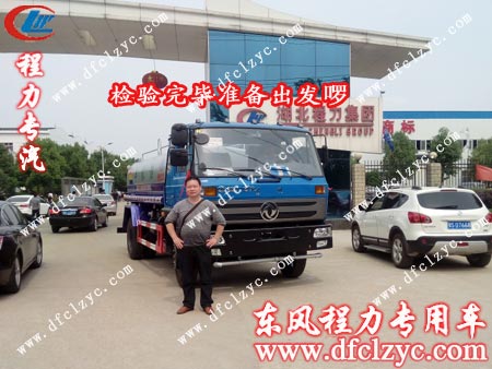正准备出发前往广水的东风145洒水车