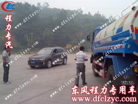 湖北程力东风145洒水车客户前来看车