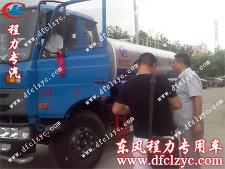 送车师傅演示指导东风145洒水车操作要领