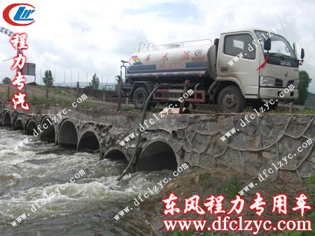 桥上引水验证湖北程力东风福瑞卡洒水车