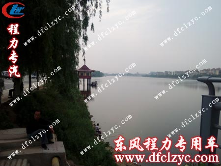 该辆东风多利卡吸污带衬塑车在湖北程力公司外部试车