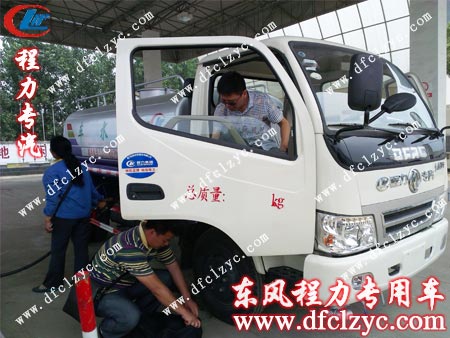 东风劲卡洒水车湖北程力加油站