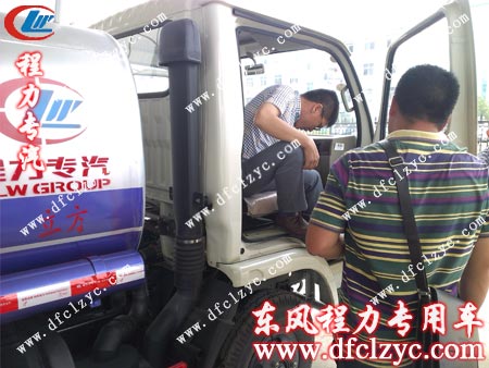 湖北程力东风劲卡洒水车客户检查
