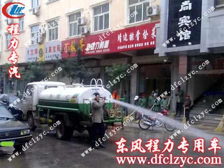 工作中的多功能洒水车