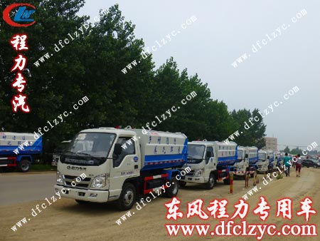在公司门口一字排开的福田挂桶垃圾车