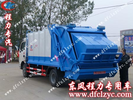 湖北程力东风多利卡压缩垃圾车车尾部侧视图