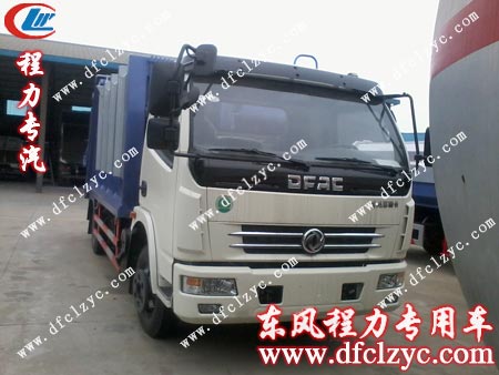 油漆房外等待干漆的东风多利卡压缩垃圾车