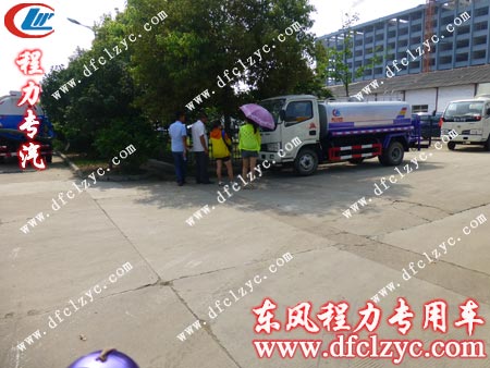 程力公司庹经理介绍东风福瑞卡洒水车场景