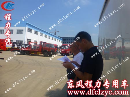 张先生正在细心的比对随车吊参数