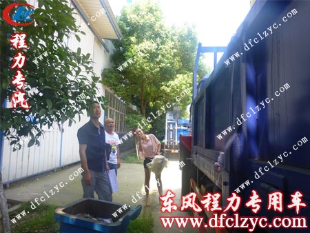 销售经理为用户讲解随车吊配置