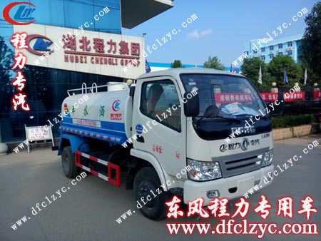 湖北程力东风劲卡洒水车出发前门口留影