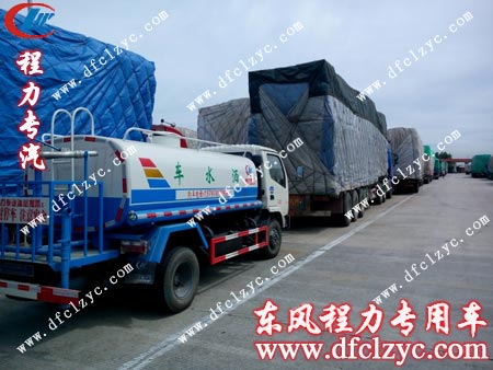 湖北程力东风劲卡洒水车高速公路上排队等待过收费站