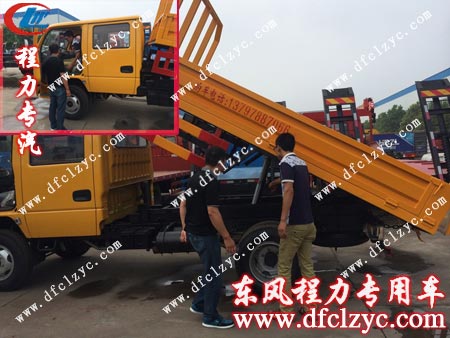 湖北程力技术员向樊先生讲解自卸式汽车操作流程