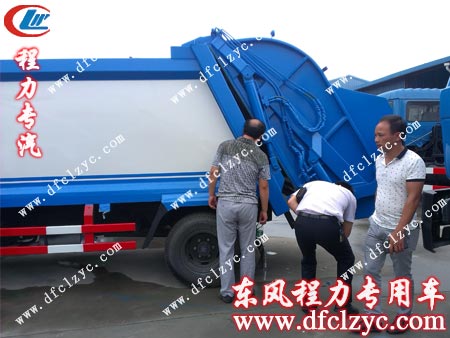 压缩垃圾车成品车停放区参观