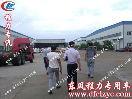 去往垃圾车生产车间路途中