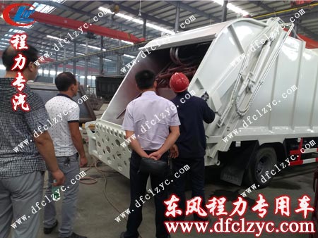 压缩垃圾车生产主作为用户讲解工作原理及使用