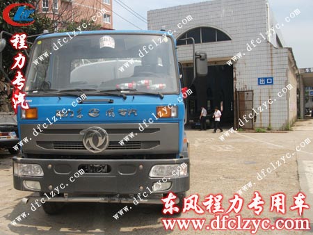 车辆管理所前检验该辆东风145洒水车