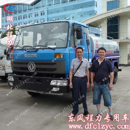 孔先生提走东风145洒水车图