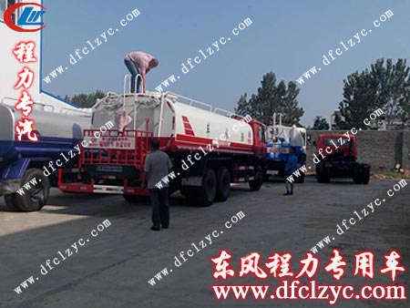 梁先生一行人站在查验湖北程力东风1208洒水车