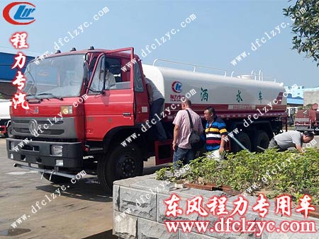 湖北程力东风1208后双桥洒水车试水展示图