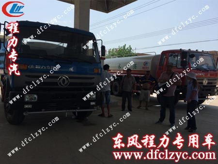 梁先生及其伙伴在程力加油站加满油准备回家