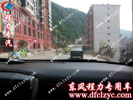 细心的余总将送车司机送往镇汽车站