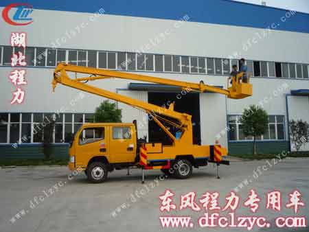 客户亲自体验高空作业车升降过程