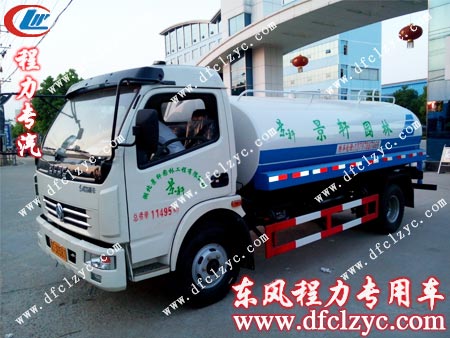 东风多利卡洒水车准备出发