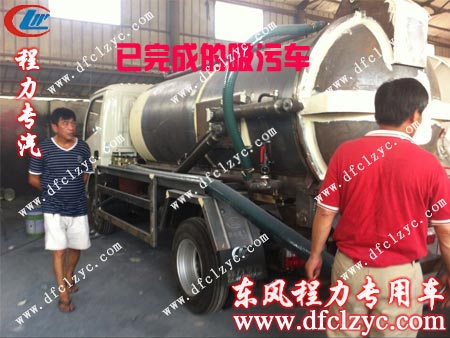 东风小霸王吸污车上装部分安装完成