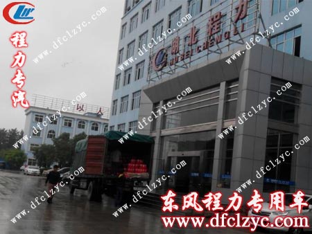 湖北程力销售楼门口几位员工冒雨卸载大家的福利品