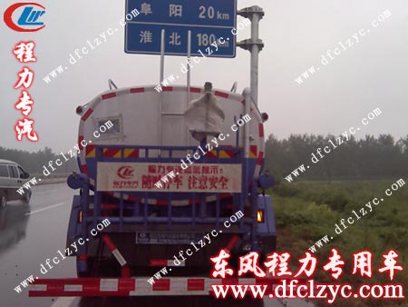 雨中穿行的湖北程力东风145洒水车