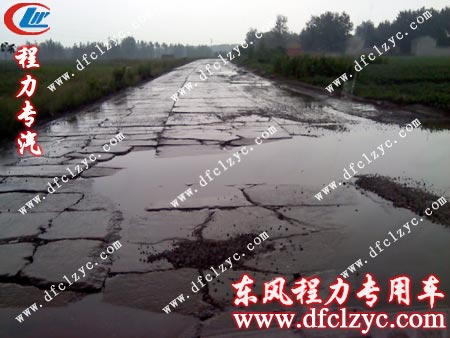 不平坦的道路带给司机小小的困扰
