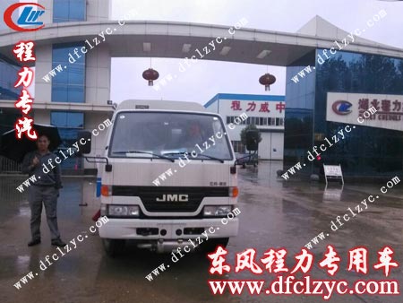 正准备出发的江铃扫路车