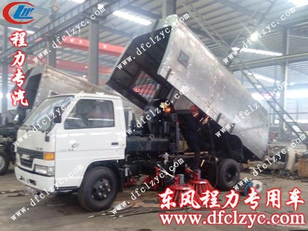 生产中的江铃扫路车