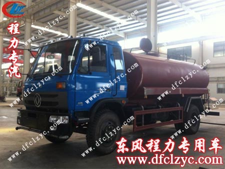 流水生产线上，即将组装完工的东风145洒水车