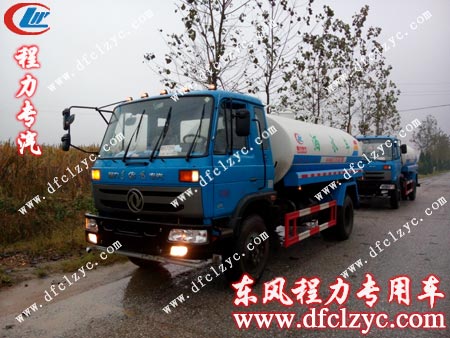 即将启程前往河南郑州的东风145洒水车